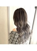 モノトーングレージュのバレイヤージュ