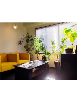 ベッドの上で寝ているかのようなシャンプー台！首が痛くならずヘッドスパを受けていただきヘアケアも叶う♪