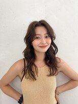 ジョエミバイアンアミ(joemi by Un ami)&nbsp;ミディアムウェーブヘアレイヤーパーマS字バングセンターパート