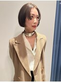 顔まわりは平行ラウンド、後ろはきゅっとボブ/ニュアンスカラー