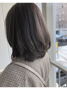 ロカ(roka) 根元の白髪もカバー　プラチナグレージュとレイヤーボブ