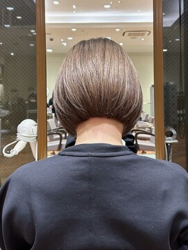 ビュートリアム 梅田(BEAUTRIUM) ミニボブ/ショートボブ/耳かけショート/前下がり/内巻き/茶屋町
