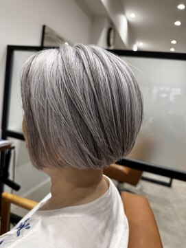 アカンサス バイ ミリー 高槻店(acanthus by milly) 白髪を活かした上品ロマンスグレーボブスタイル
