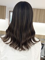 キノ(kino)&nbsp;コントラストハイライトグレージュ艶セミロング上品