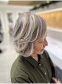 白髪をベースにハイライトとローライトのみでデザインづくり