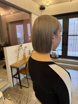 グッデイ ヘアー(GOOD DAY HAIR) イメチェン ホワイトブロンド 外ハネボブ 美髪 ワイドバング