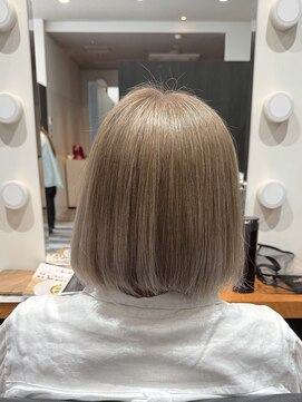 アミックス Hair&Make Amix KOKUSAIHOTEL 柔らかな光をまとったペールベージュ