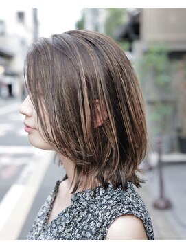 ヤイカ(YAYKA) ハイライトカラーのミディアムヘア