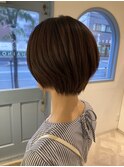 直毛の髪質もパーマで柔らかく内巻きに大人可愛いショート