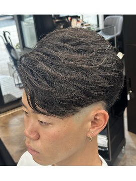 ヨロ(YOLO) 七三耳掛けミドルフェードカット