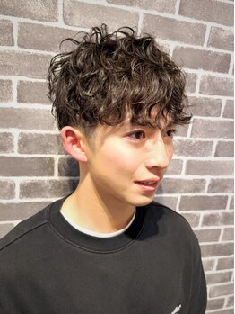 シャイニー ヘアー ダイス(SHINY HAIR DaiCe)の写真/個性派からビジネスStyleまで幅広く対応。高い技術でクセや悩みを魅力に変え、扱いやすいヘアに☆