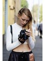 ヘルベチカ・ヘア(Helvetica hair)&nbsp;片側サイドのみ編みこんで、アシンメトリーに。