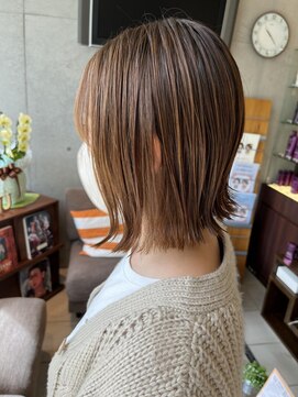 エム インターナショナル 春日部本店(EMU international) ベージュカラー外ハネスタイル