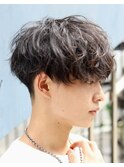 スーツ短髪ツーブロック束感モテる黒髪波巻きパーマ流行