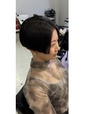 サイドアングルが映える前下がりショート