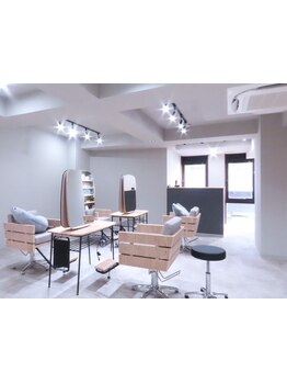 落ち着いた雰囲気の店内でお客様にとってなくてはならない存在、家族のような暖かい関係を築いていくサロン