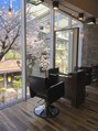 トキオン 自由が丘(TOKION) 桜並木に面したサロンからの眺め。