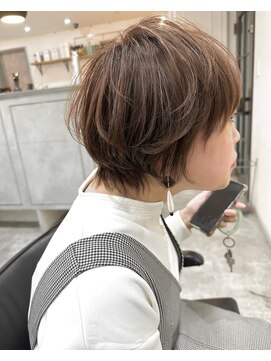 トッカ 天王寺ANNEX(tocca) ピアスつけ終わって確認中のショートウルフ