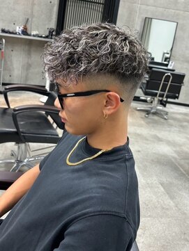 イーラ(era) スペインカール　フェード　ショート　眉毛　メンズ　メッシュ