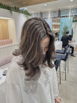 ステアケース 武蔵小杉店(stair:case) 外国人風白髪ぼかしハイライトレイヤーミディアム