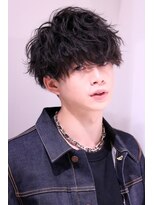 ネイビー(NAVY)&nbsp;スパイラルパーマ 無造作マッシュ 黒髪 毛束感 外ハネ グランジ