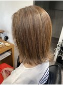 白髪ぼかしハイライト_ベージュ_切りっぱなしボブ