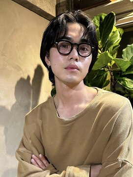 キュー(Cue_) 前上がりセンターパートニュアンス毛流れパーマメンズカット