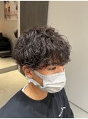 波巻きパーマ刈り上げツーブロック前下がりフロント重めメンズ