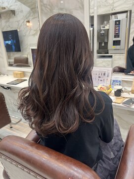 ティンク 関内(Tink) ほんのりピンクのツヤツヤブラウン