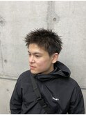茶髪刈り上げツーブロックアップバングスパイキーショート