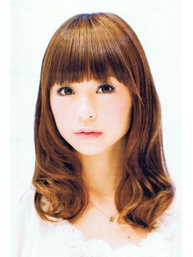 美容室 パレ 毛先だけがゆったり動く、おさまりとツヤ感が上品なミディ