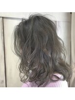 アンフィドットドゥルドゥ(AnFye.dueldo)&nbsp;【AnFye.dueldo】伸ばしかけヘア × アッシュグレーカラー