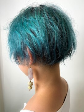 リット(Litt) ターコイズブルーが目を引く刈上げマッシュショート