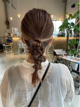 ソーコ(SOKO) ニュアンスポニーテール