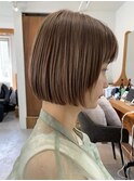 抜け感ベージュで楽しむ大人カジュアルなストレートボブ