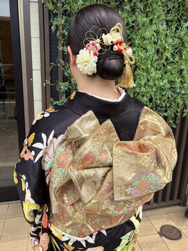 ラフテル(RAFTEL) 上品シニヨン×華やか金箔風水引アレンジ