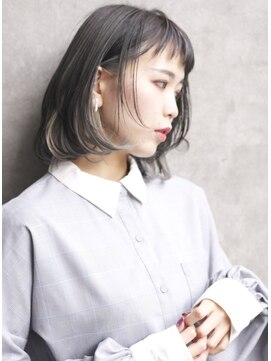 ゼン(ZEEN) パールアッシュのインナーカラーがアクセントの内巻きボブ@20代