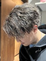 イーラ(era)&nbsp;センターパートツイストスパイラルパーマメッシュ刈り上げ