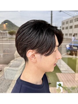 リット(lit.) センターパート　前下がり　ツーブロック　刈り上げ　20代30代