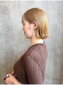 ハイトーンブロンドベージュ外ハネミディアムボブ