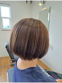 グレーベージュカラーのボブショート