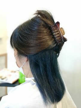 リッティ(Litty) ハーフアップで見せるインナーカラー