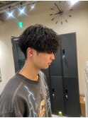 ツイストスパイラルパーマ　センターパート　メンズパーマ