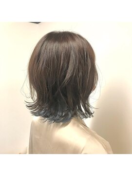 シンシア(CYNTHiA) インナーカラーブルー外ハネスタイル