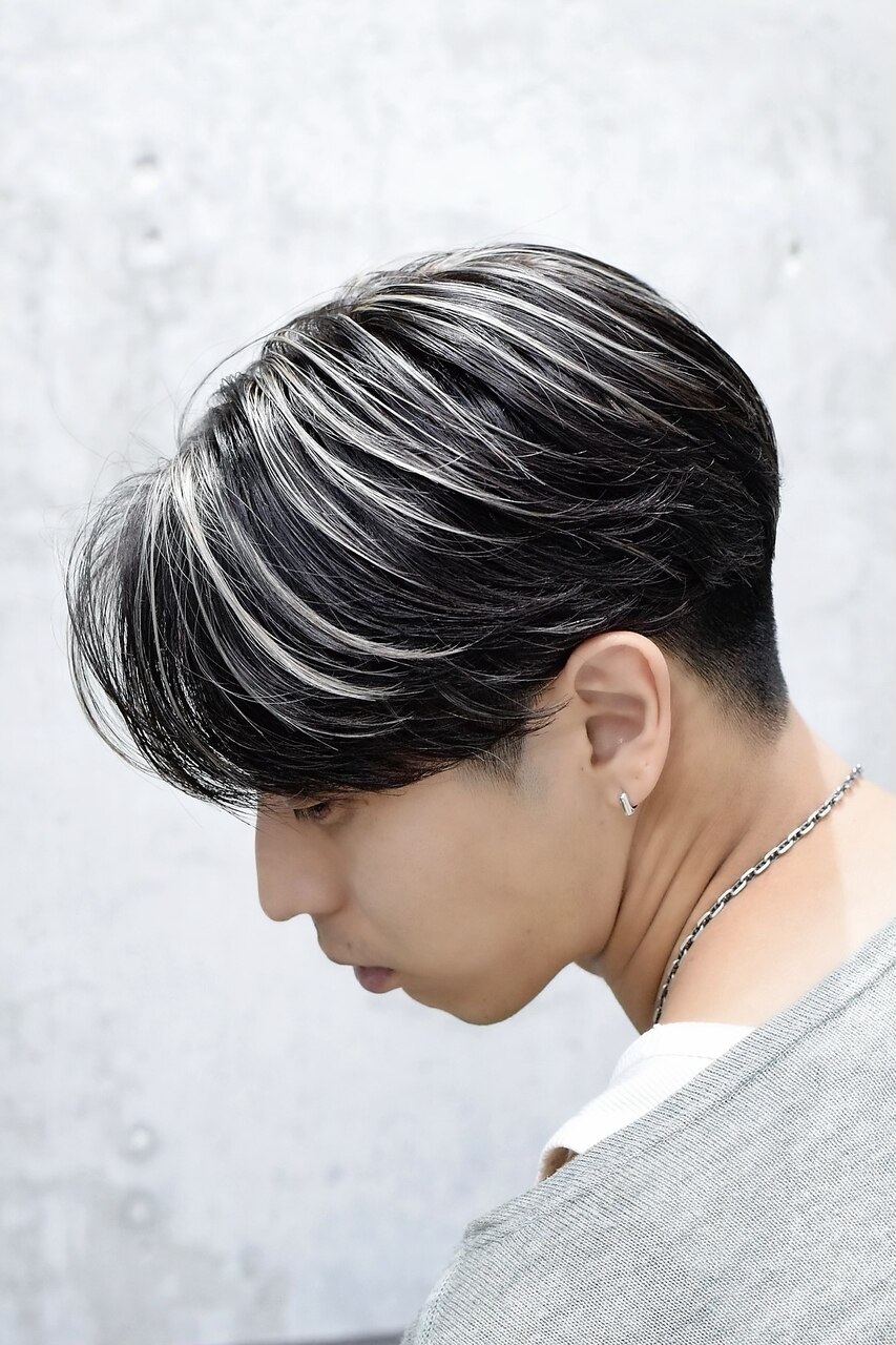 ホワイトハイライトブリーチカラー刈り上げ毛流れセンターパート