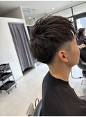 【目を引く刈り上げと立体感のあるショートアップバング】