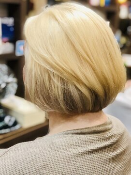 ティーラック(T:Luck) ボブカットで2セクションインナーカラーグラデーション[下北沢]