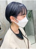 耳掛けショート、マッシュショート、ネイビーカラー、ブリーチ