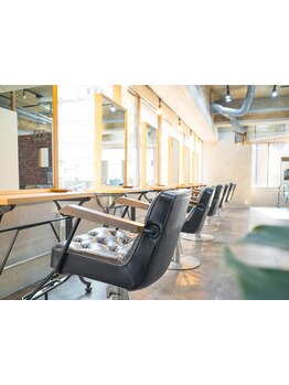 【NEW OPEN】《四条/烏丸駅徒歩1分》メンズも通いやすい落ち着いた空間〔カット＋シャンプー￥3400〕