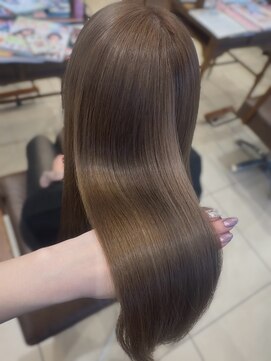 フォルテ 藤枝エピ店 ブリーチ込ダブルカラーでツヤツヤのミルクティーベージュに